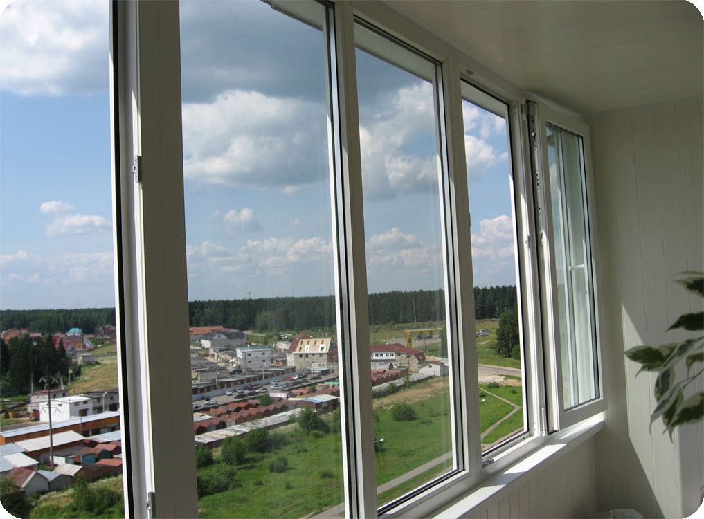 Преимущества и недостатки раздвижных окон и балконного остекления